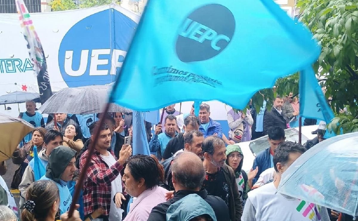 Tensión entre docentes en Córdoba: incidentes durante la negociación salarial de UEPC | Córdoba
