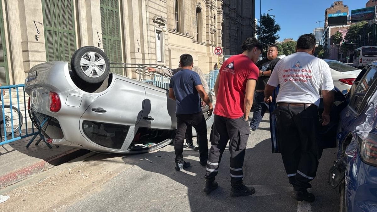 Choque y vuelco en pleno centro complicaron el tránsito en Córdoba | Córdoba