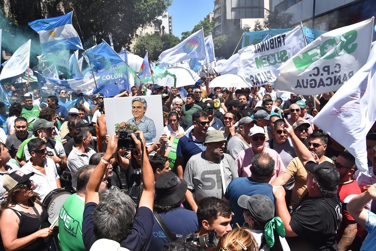 Masiva protesta social en el centro de Córdoba por la continuidad de programas laborales | Córdoba