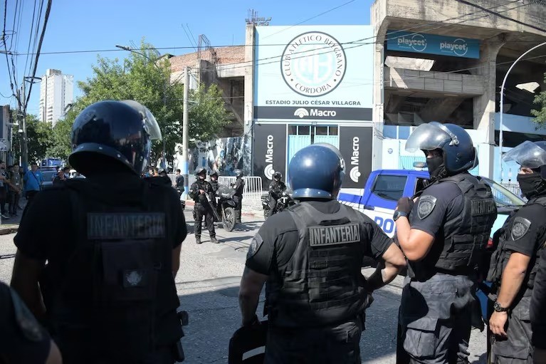 Detuvieron a un hombre por intentar entrar con un carnet falso al estadio de Belgrano | Córdoba