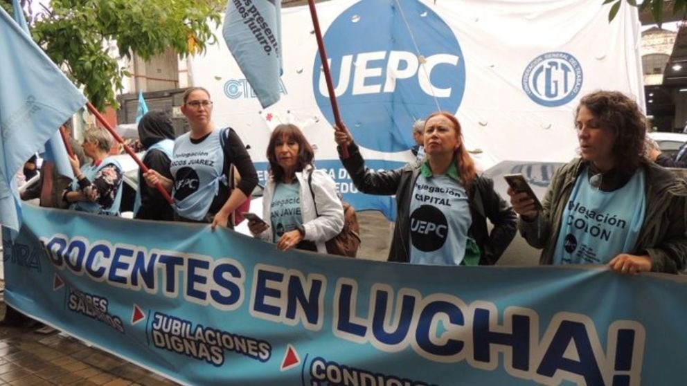 Caos y violencia en la asamblea docente: enfrentamientos y gases en la sede de la UEPC | Córdoba