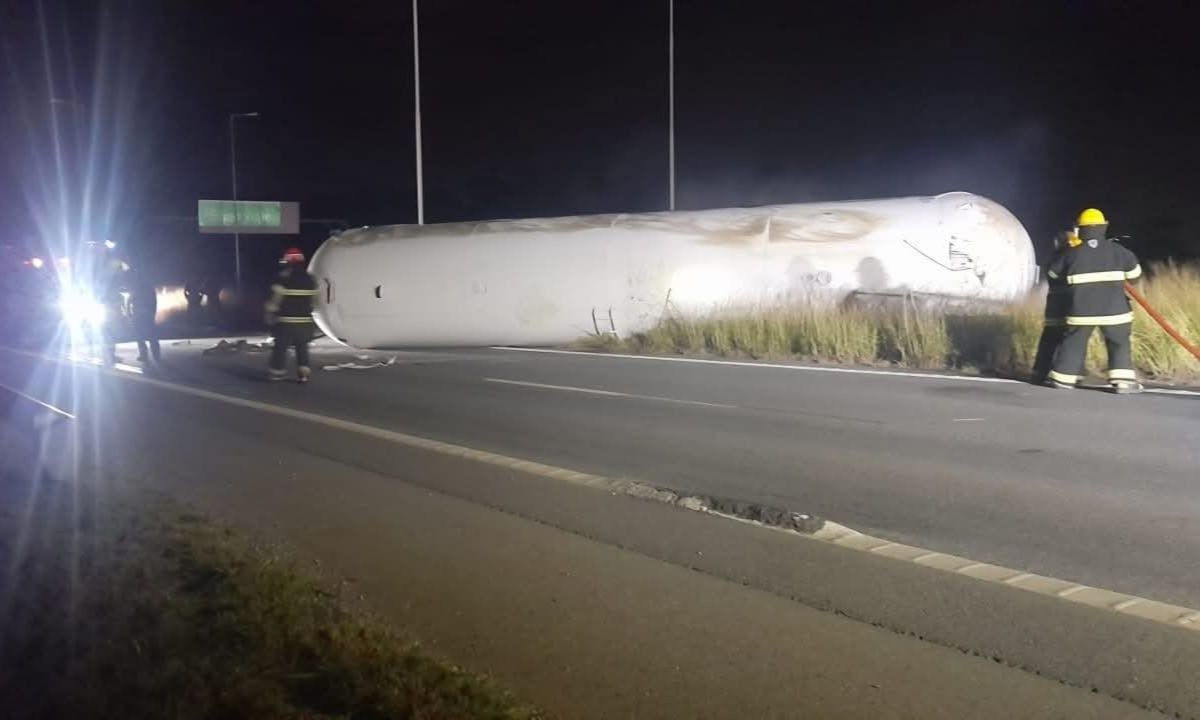 Un camión que transportaba gas chocó en la autopista Córdoba-Rosario: hay un muerto | Córdoba