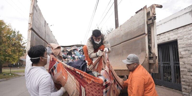 Alto Alberdi: retiraron 38 toneladas de basura y objetos acumulados de una vivienda colapsada | Córdoba