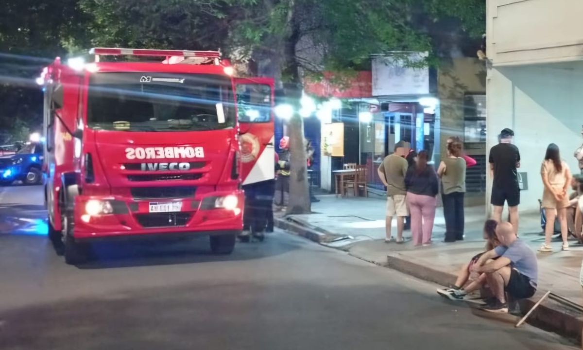 Bomberos controlaron un incendio en un restaurante céntrico y evacuaron a 50 vecinos | Córdoba