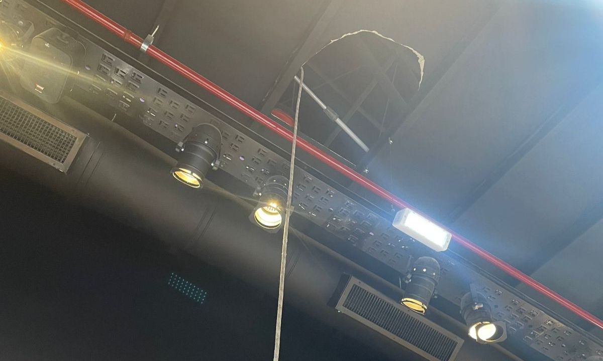 Cayó desde cinco metros mientras limpiaba vidrios en un centro comercial | Córdoba