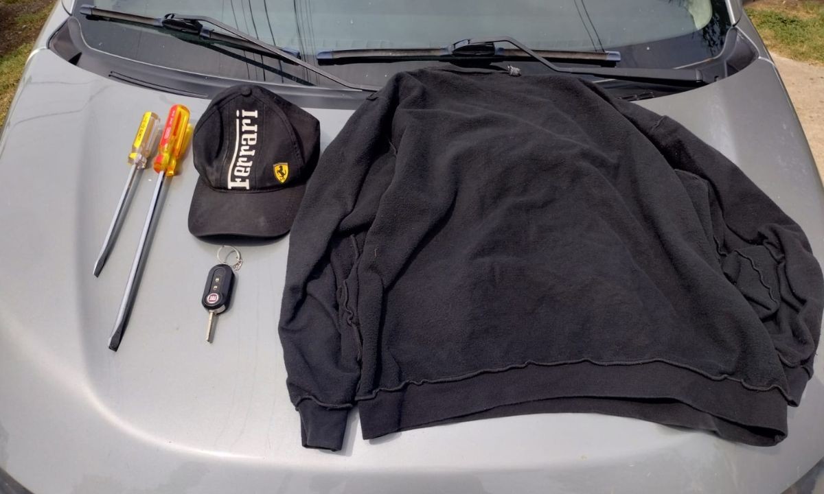 Detienen a dos jóvenes que intentaban robar una casa y huir en un auto robado | Córdoba