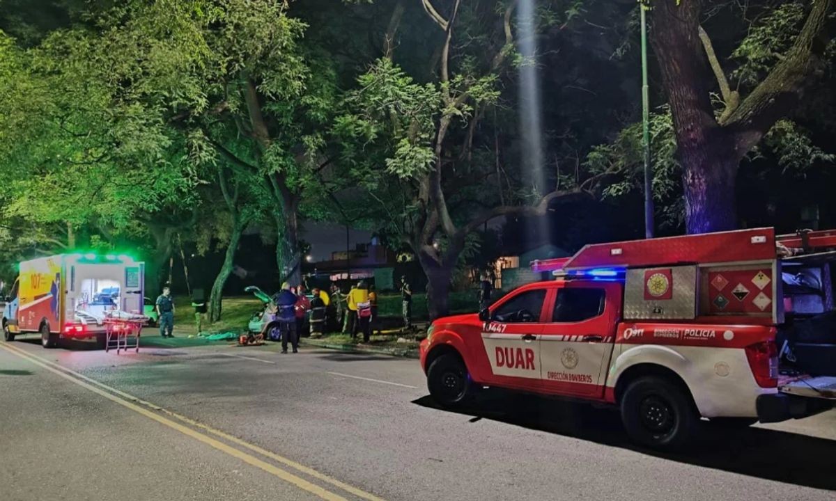 Dos jóvenes murieron tras chocar su auto contra un árbol en B° Pueyrredón | Córdoba