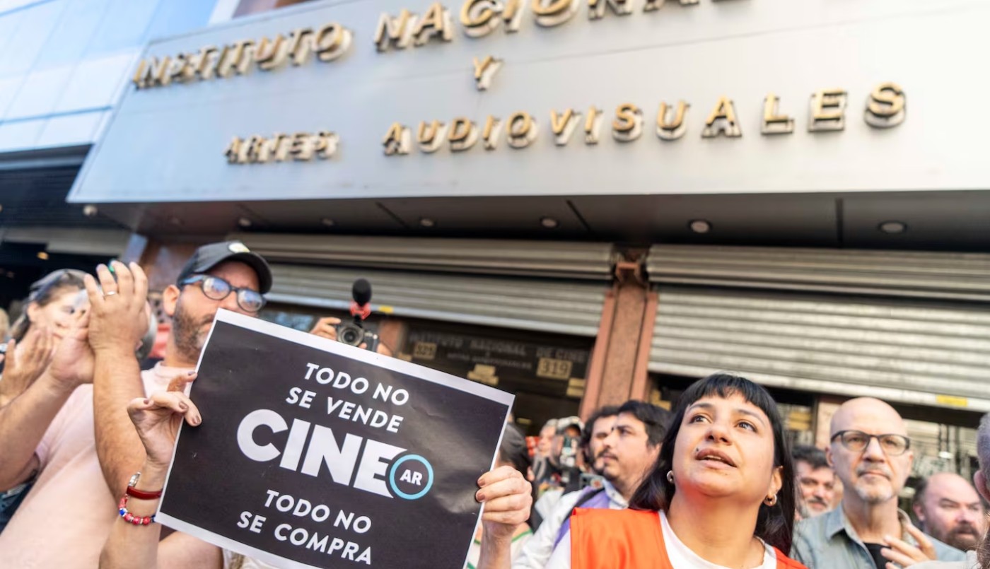 Alarma en el cine argentino: el sector audiovisual se movilizó contra la reforma laboral que desfinancia al INCAA | Actualidad