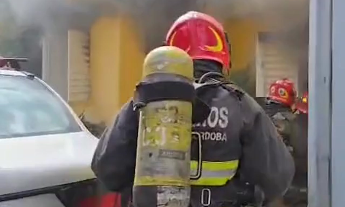 Incendio en B° Altamira: una vivienda ardió por completo y trabajaron varias dotaciones | Córdoba