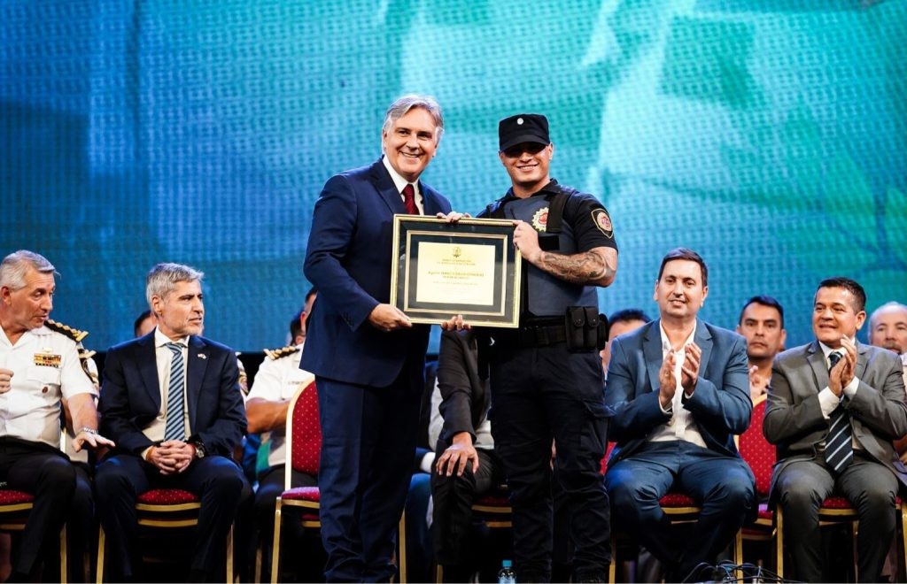 Llaryora encabezó el egreso de más de 500 policías y anunció nueva sede y mejoras para la fuerza | Córdoba