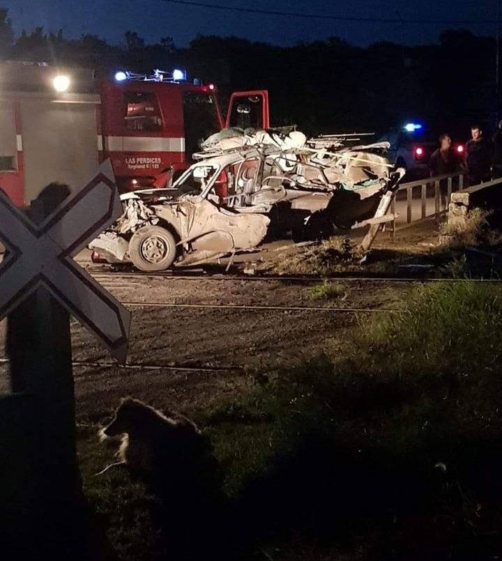 Vagones fuera de control arrollaron a un auto | Actualidad