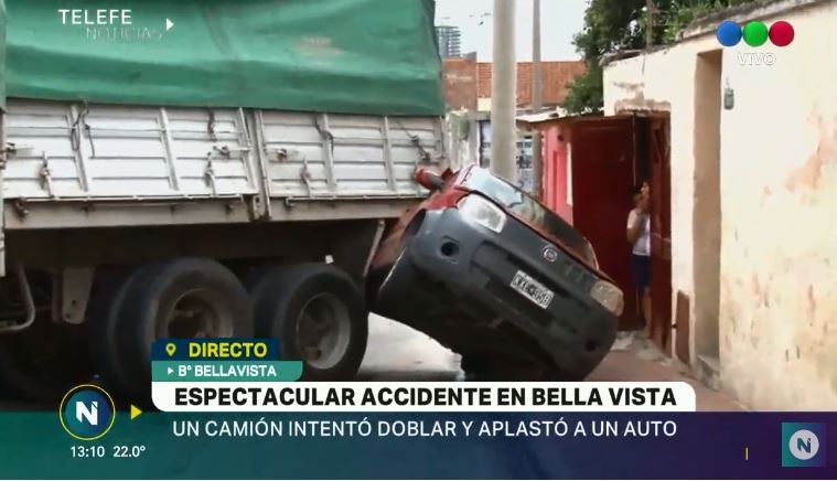 Impactante: Camión fuera de control fue a parar contra un auto | Córdoba