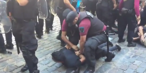 Violento desalojo de manteros en San Telmo: 15 detenidos y varios heridos | Actualidad