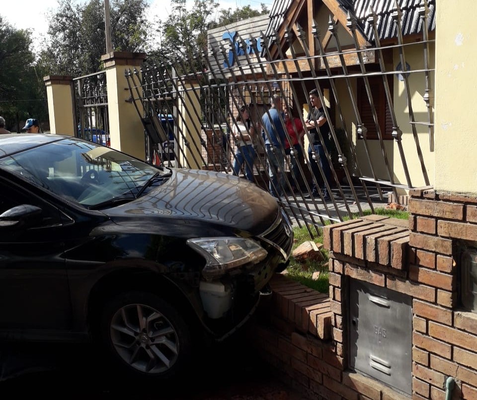 Un auto terminó incrustado en el jardín de una casa | Córdoba
