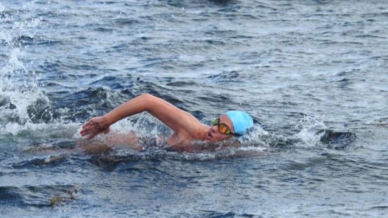 Desafío Malvinas: una neuquina cruzó a nado el Estrecho de San Carlos | Deportes