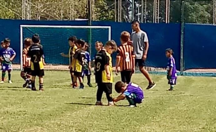 El gesto de un niño en la cancha enternece en las redes sociales | Deportes
