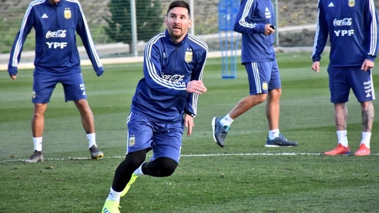Messi llegó a la Argentina para sumarse a los entrenamientos en Ezeiza | Deportes