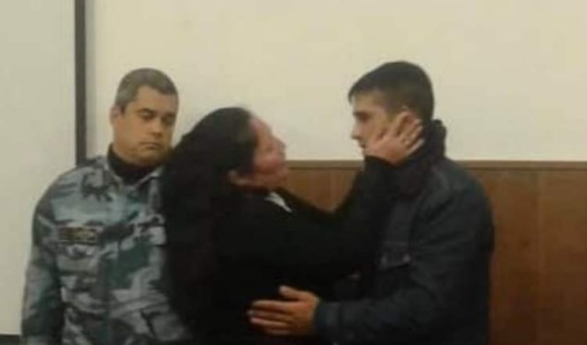 Video: en pleno juicio, una mujer abrazó y perdonó al asesino de su hijo | Actualidad