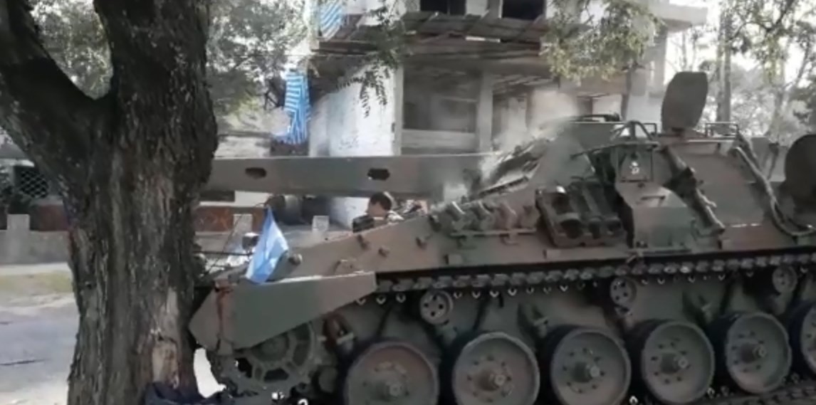 Un tanque se quedó sin frenos y chocó contra un árbol después del desfile del 9 de Julio | Actualidad