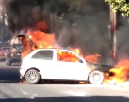 Explotó un auto en el ingreso a un taller mecánico | Córdoba