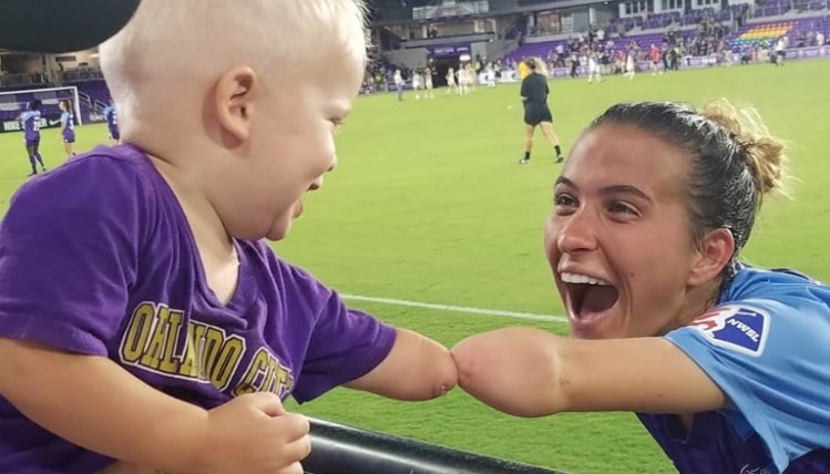 El conmovedor encuentro de una jugadora de fútbol y un nene que tienen el mismo problema físico en el brazo | Deportes