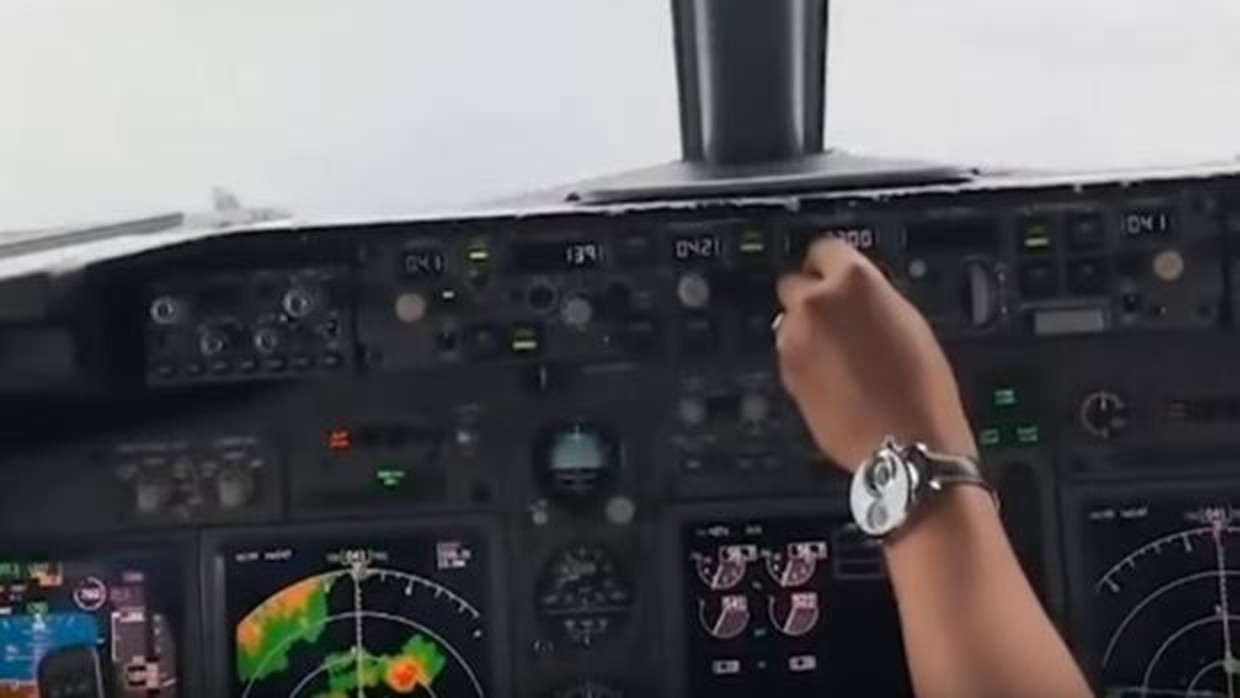Video: los momentos previos a estrellarse en el agua de un Boeing 737 desde la cabina del avión | Internacionales