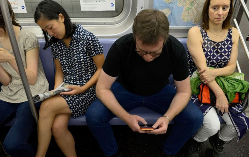 Crearon una "silla feminista" que enseña a los hombres a sentarse en el colectivo | Curiosidades