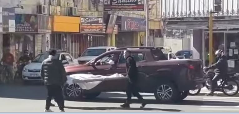 Video: se abrió la puerta de la morguera y un cuerpo cayó en la calle | Actualidad
