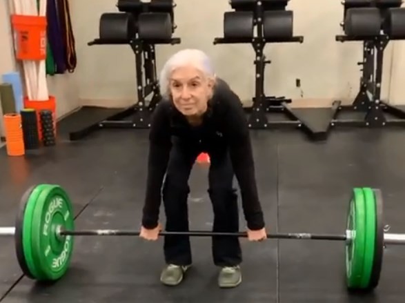 "Abuelita" con músculos: la mujer de 72 años que hace crossfit y levanta pesas de 70 kilos | Actualidad