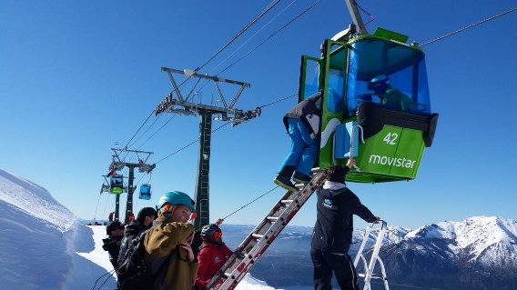 Bariloche: rescataron a unas 200 personas que quedaron atrapadas en una telecabina | Actualidad