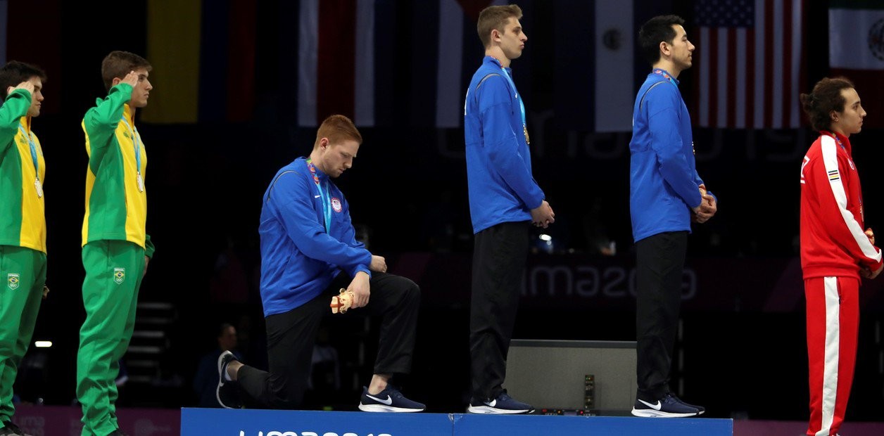 Un esgrimista estadounidense se arrodilló en el podio para protestar contra la xenofobia en su país | Deportes