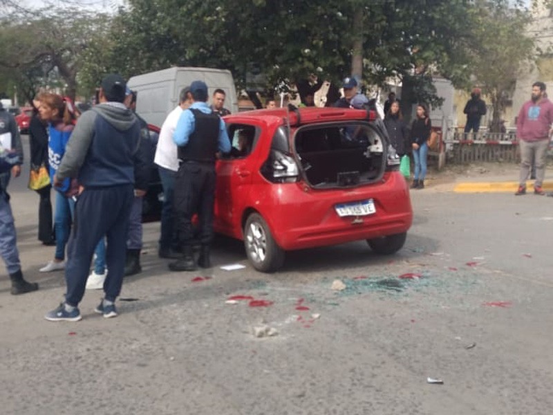 Atropelló a varias personas en un piquete y le destrozaron el auto | Actualidad