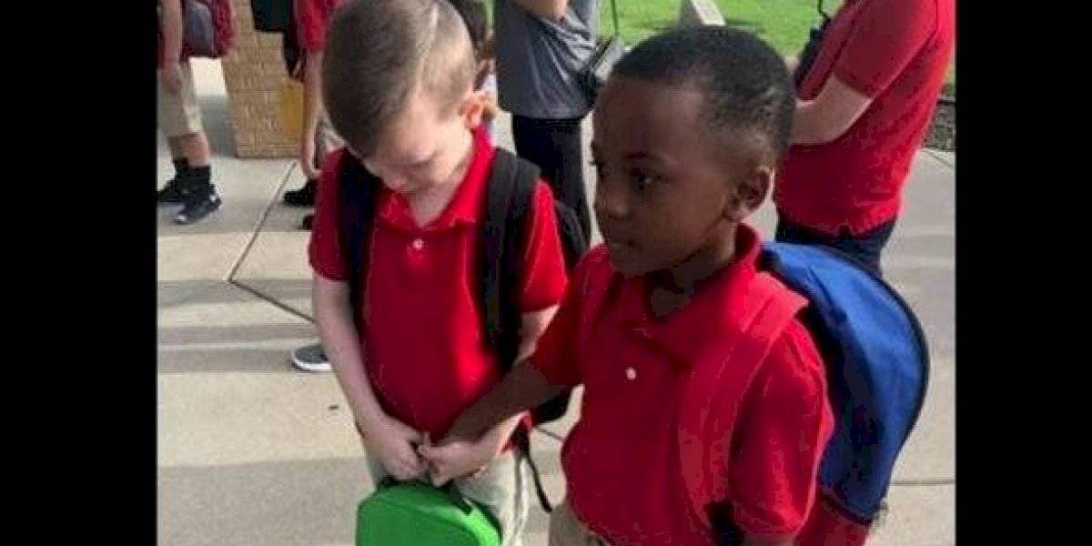 La tierna foto del nene que consuela y acompaña a un amigo con autismo | Curiosidades