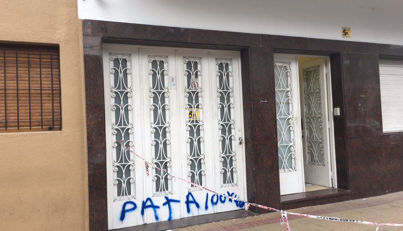 La Plata: Balearon la sede de la UOCRA y la pintaron a favor del "Pata" Medina | Actualidad