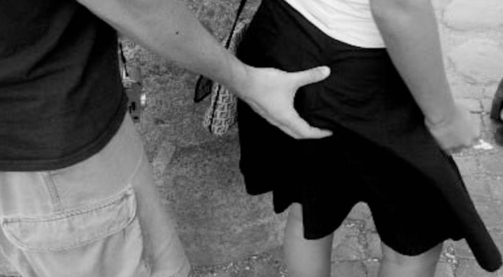 Terminó con la muñeca quebrada de tanto pegarle al joven que le tocó la cola | Actualidad