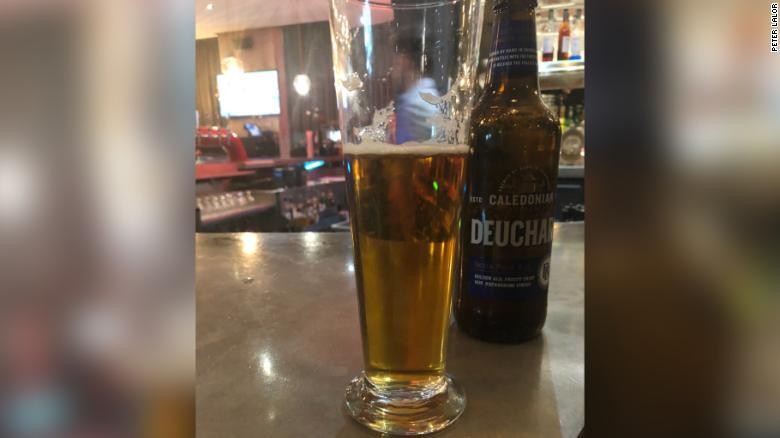 Por error, un periodista tuvo que pagar un vaso de cerveza a 68.000 dólares | Curiosidades