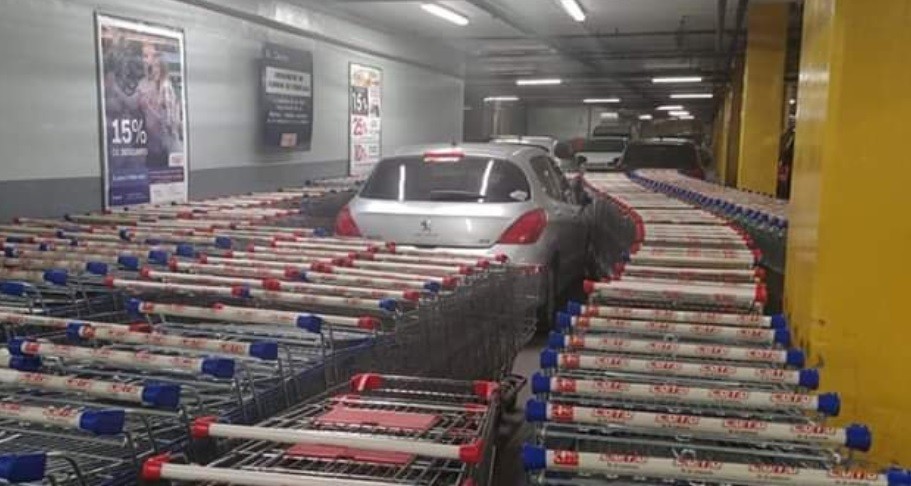 Estacionó donde quiso: así le respondieron los empleados del supermercado | Redes
