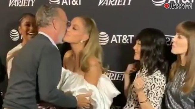 Video documento: polémica por un gesto de Tom Hanks al darle un beso a Jennifer López | Espectáculos