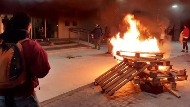 Chubut: incidentes tras la muerte de dos docentes que volvían de una protesta al volcar el auto | Actualidad