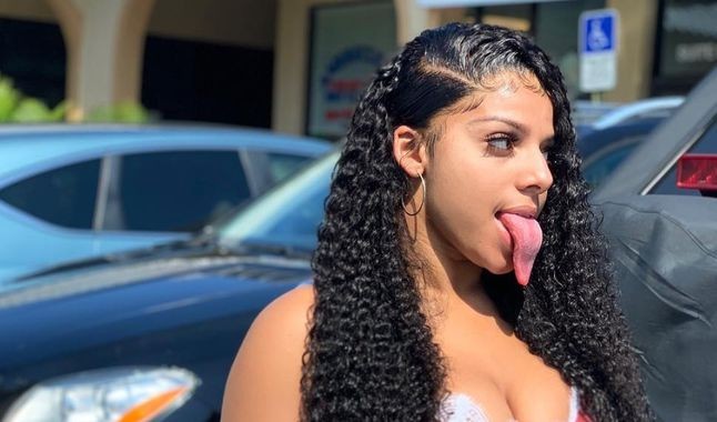 La joven instagramer que gana 100 mil dólares al año por mostrar su larguísima lengua | Curiosidades