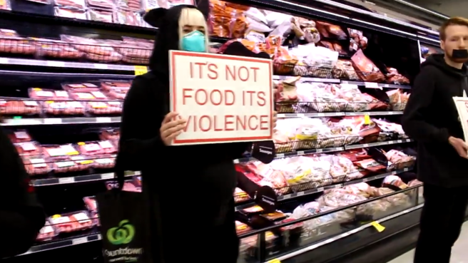 Video: tensión en un supermercado por un piquete de veganos en las góndolas de la carne | Internacionales