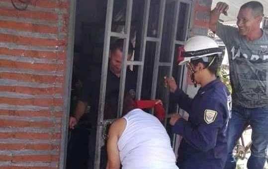 Una mujer quedó atrapada cinco horas en una reja por intentar “chusmear” qué hacia su vecina | Actualidad