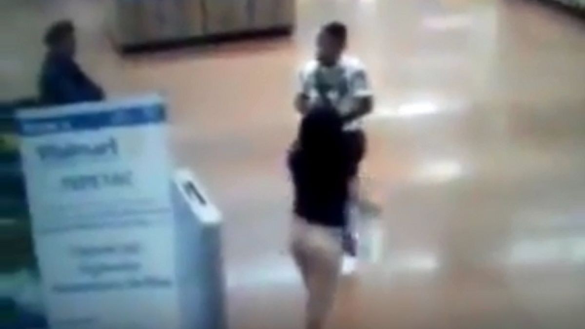Video: una mujer se desnudó para demostrar que no había robado en un supermercado | Internacionales