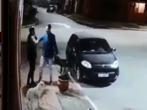 VIDEO VIRAL: lo asaltaron motochorros y terminaron a los abrazos, eran amigos | Redes