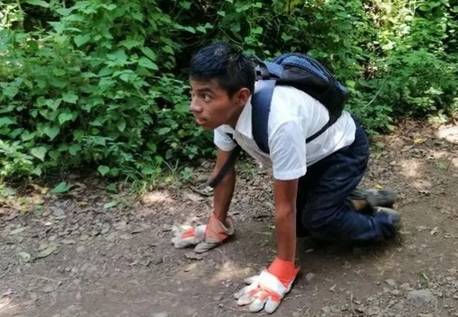 El nene con parálisis cerebral que gatea dos kilómetros por día para llegar a la escuela | Curiosidades