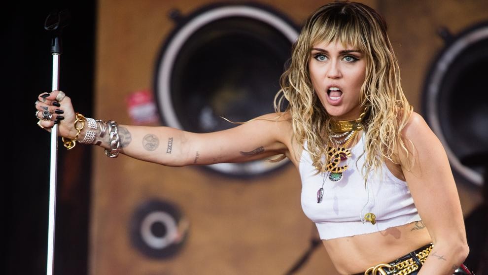 Miley Cyrus blanqueó a su novio con un irónico mensaje: " 22 y con abdominales" | Espectáculos