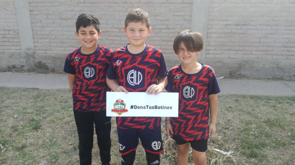 Las Palmas, Olave y el "Pupi" se sumaron a la campaña de donación de botines | Deportes