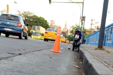 Un motociclista sin casco chocó contra un camión y está grave | Córdoba