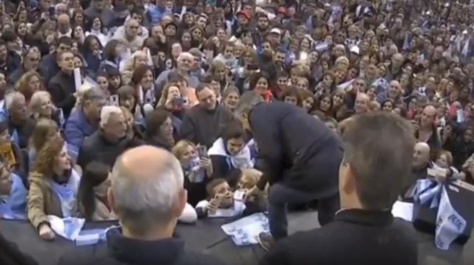 “Estaba en el baño”, la inesperada respuesta de un niño a un Macri que esperaba completar su slogan | Elecciones Legislativas 2021