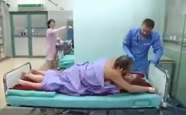 VIDEO: se las ingenió para que su marido infiel y su amante queden pegados, así fueron trasladados al hospital | Redes